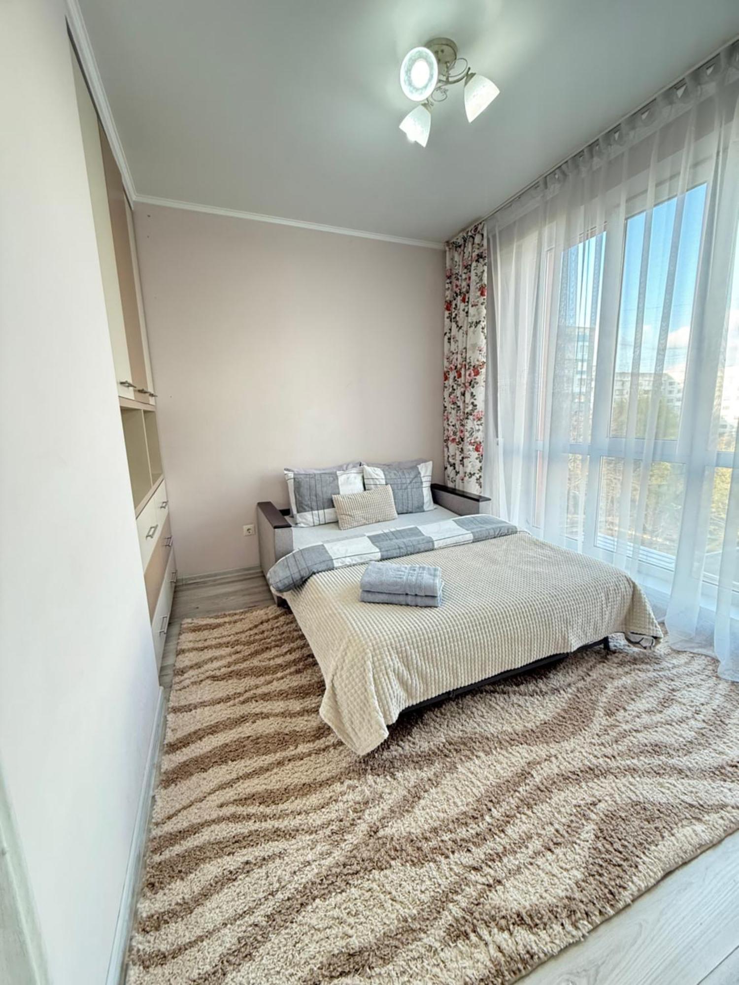 צ'יסינאו Cozy Two Bedroom Large Apartment מראה חיצוני תמונה